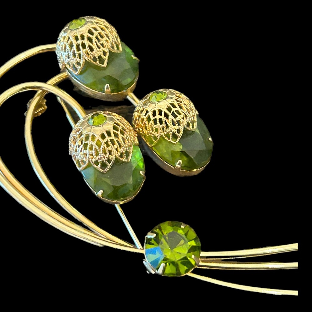 Vintage Sarah Coventry Floral Filagree Green Rhinestone Gold Tone Brooch Pin